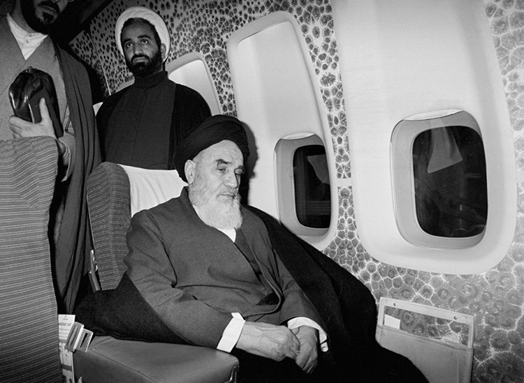 عاد الخميني في 1 شباط من منفاه في ضاحية باريس إلى طهران (الصحافة الإيرانية)