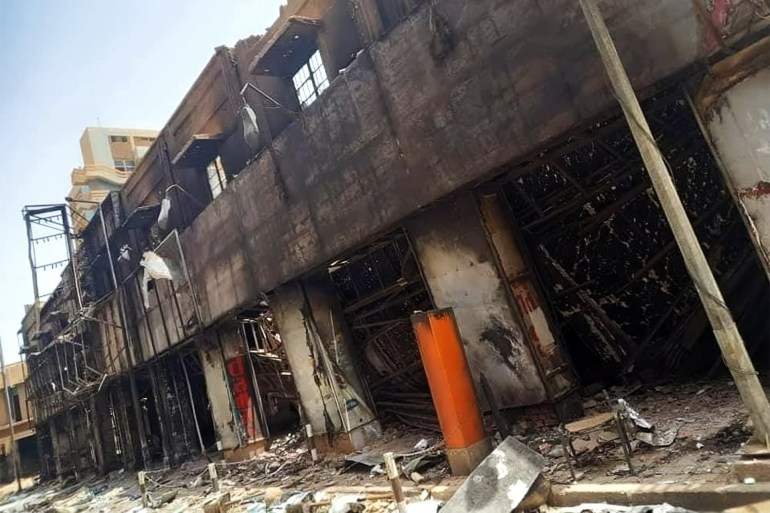 صور احتراق مباني السوق العربي وسط الخرطوم جراء الاشتباكات بين الجيش السوداني والدعم السريع