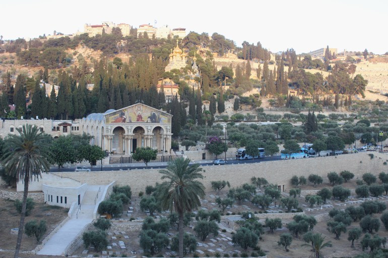جبل الزيتون، القدس، كنيسة مريم المجدلية ذات القباب السبعة الذهبية في أعلى الصورة والتي تملكها روسيا( - -أسيل جندي، الجزيرة نت)
