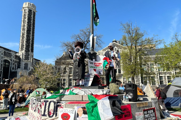 حاخام يقف وسط اعتصام جامعة مدينة نيويورك ويؤكد تضامنهم مع حق الفلسطينيين ورفضه لما تقوم به إسرائيل (الجزيرة)
