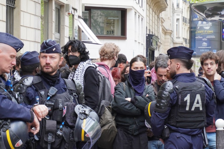 طلاب معهد العلوم السياسية بعد إجلائهم من قبل الشرطة، قرب معهد العلوم السياسية في باريس، الجمعة